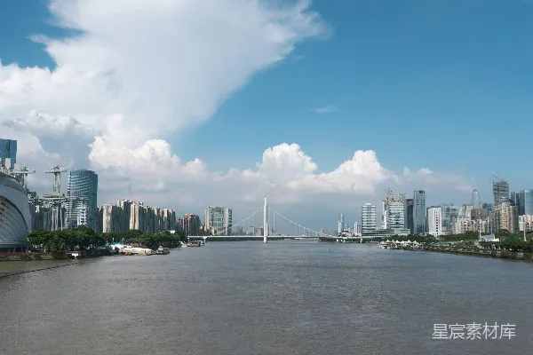 高清摄影 背景中有桥和建筑的一片水域