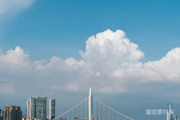 高清摄影 背景中有建筑的一座跨水桥
