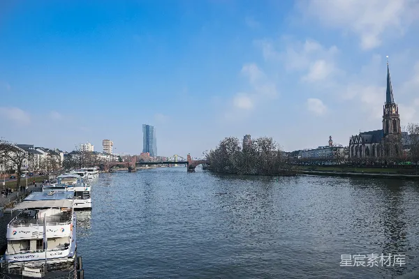 高清摄影 河上船只与蓝天下的城市 skyline