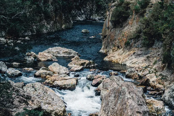 高清摄影 山间河流在白天