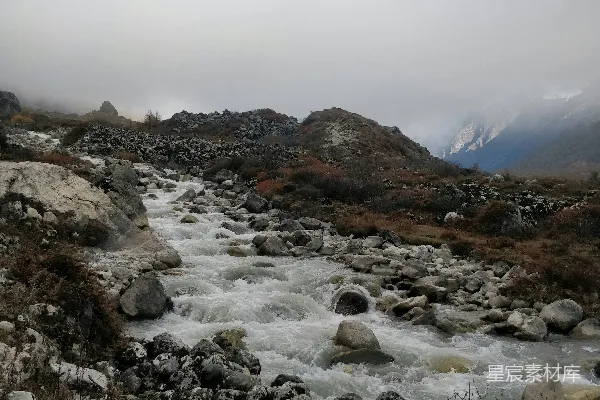 高清摄影 一条水流入岩石嶙峋的山坡上