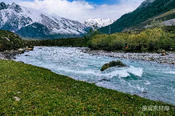 高清摄影 一条河流穿过山谷，背景是群山。