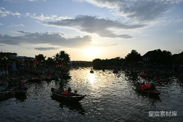 高清摄影 夕阳下的河上船只与远处的城镇。