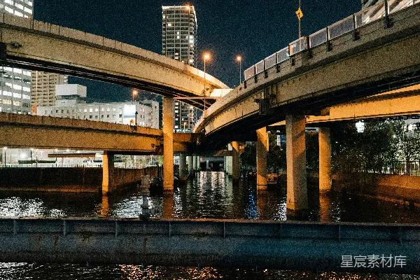 高清摄影 夜幕下的城市上方耸立着高架桥。