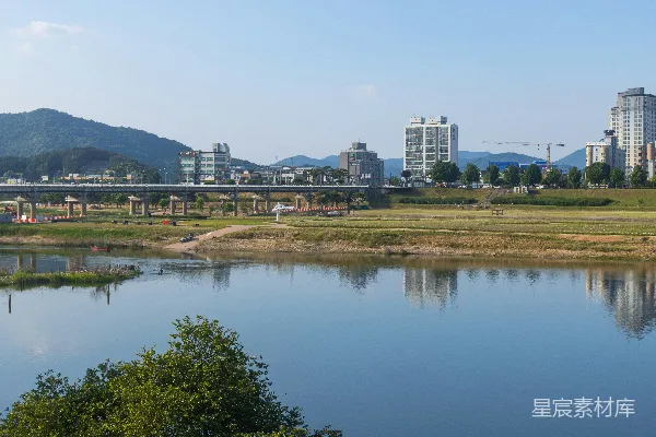 高清摄影 背景中有座城市的大型水域