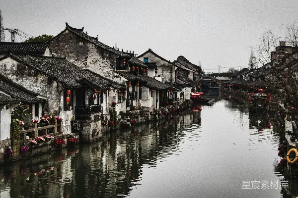 高清摄影 白黑相间的房子旁边有一片水域