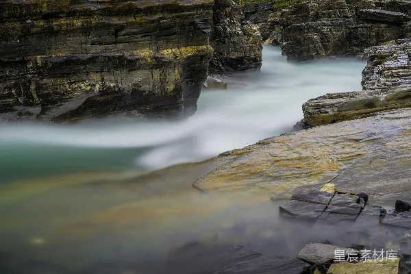 高清摄影 棕色的落基山脉傍河而立
