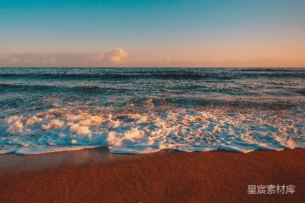 高清摄影 白天海浪拍打在岸边