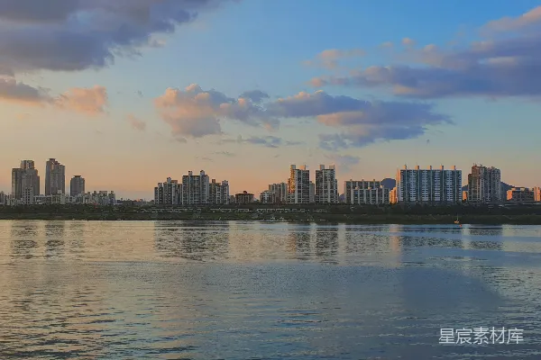 高清摄影 水体附近的建筑旁的风景摄影