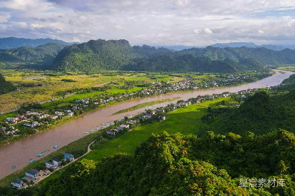 高清摄影 蜿蜒的河流穿过郁郁葱葱的山谷，山峦环绕。