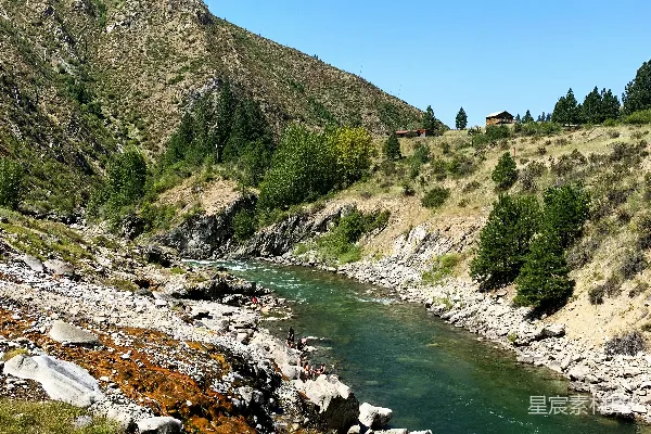高清摄影 绿山傍河，伴日间蓝天下黄褐色山峦