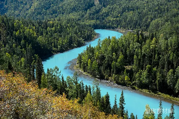 高清摄影 碧绿森林中蜿蜒流淌的 turquoise 河流
