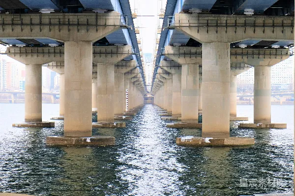 高清摄影 棕色混凝土桥跨过水面