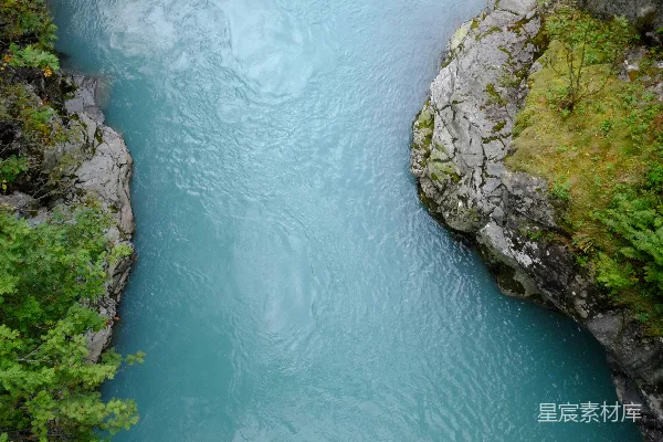 高清摄影 碧绿河流流经岩石和绿色景观之间