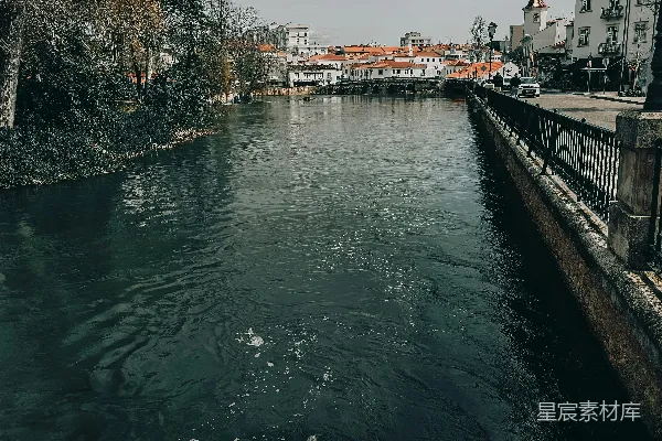 高清摄影 背景中有建筑物的水域