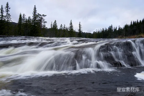 高清摄影 一片宽广的瀑布贯穿森林景观。