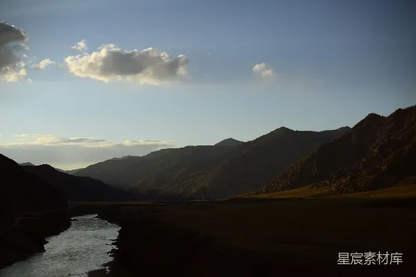 高清摄影 一条河流贯穿了一个被山脉环绕的山谷