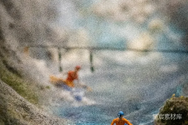 高清摄影 几件浮在水中的玩偶