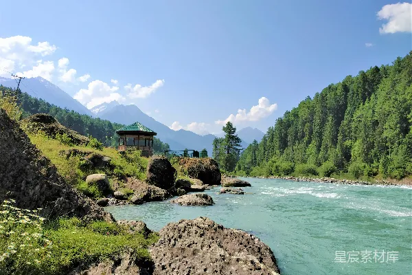 高清摄影 一座建在岩石悬崖上的小屋，俯瞰一片水域。