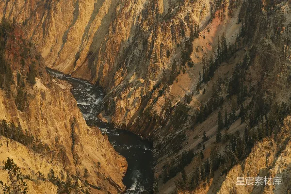 高清摄影 背景中有座山的峡谷