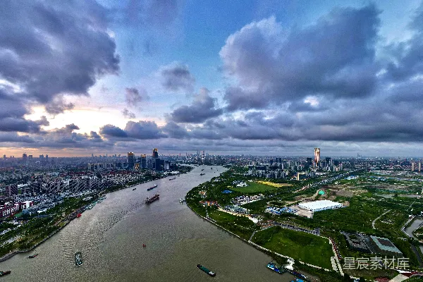 高清摄影 一条河流贯穿其中的城市景观