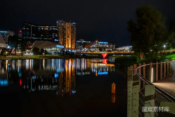 高清摄影 一座城市的夜景中包含一条河流和一座桥的景象