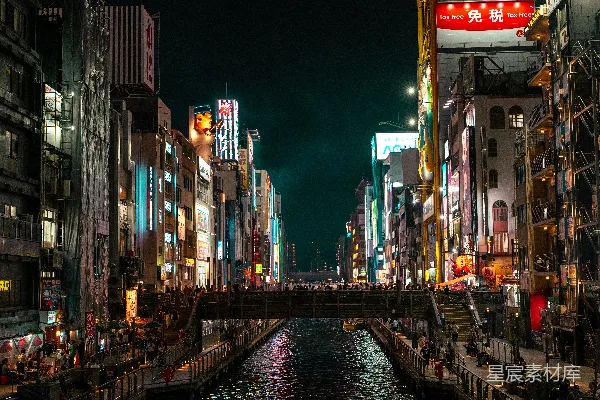 高清摄影 夜幕下的城市景观被霓虹灯照亮。