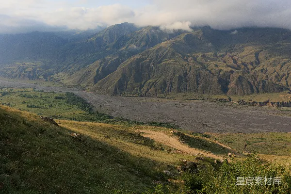 高清摄影 背景中有山的一处山谷美景
