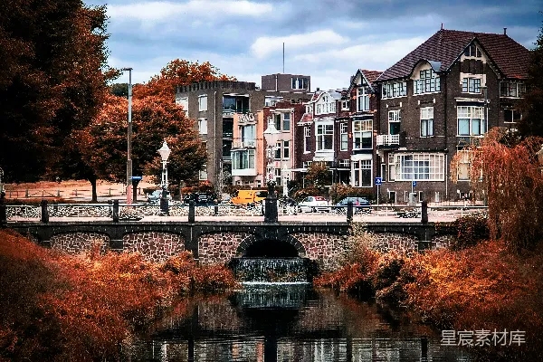 高清摄影 水面上的一座桥，背景中有建筑物。