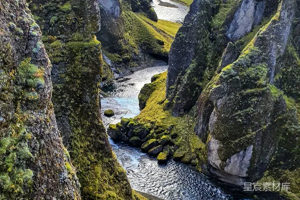 高清摄影 绿色和灰色的岩石山脉傍河在白天