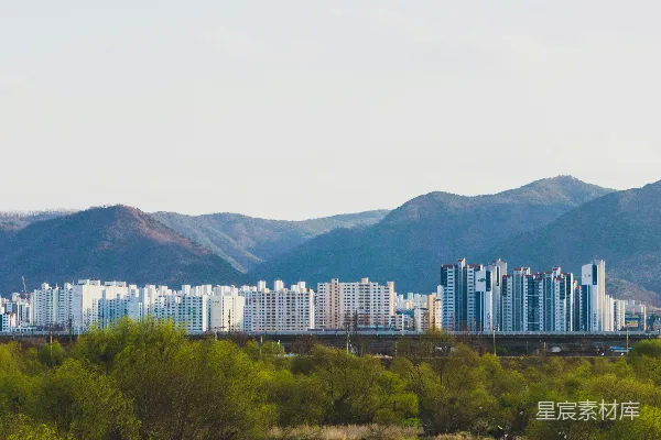 高清摄影 白天城市 skyline 下方的白云蓝天