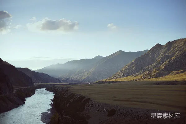 高清摄影 一条河流穿过被山环绕的山谷