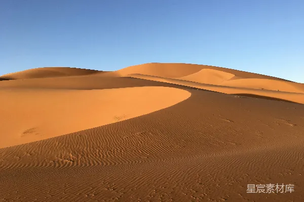 高清摄影 蓝天下棕色沙漠