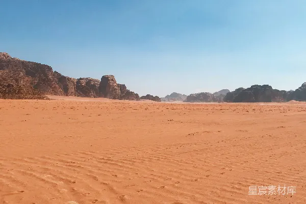 高清摄影 背景中有山的开阔地带