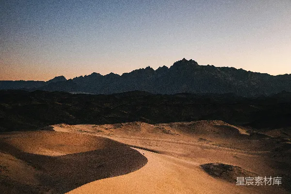 高清摄影 背景为山脉的沙漠景观