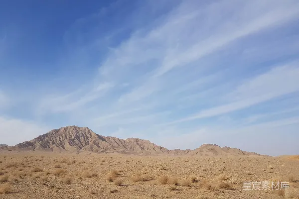 高清摄影 远处有一座山的沙漠景观