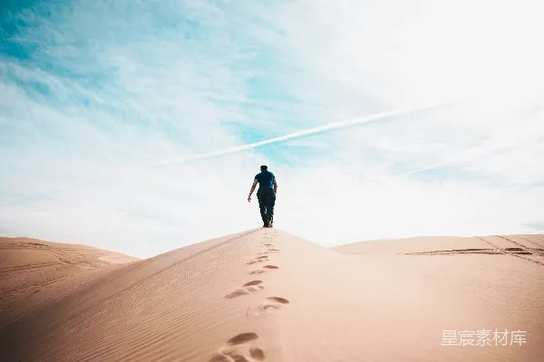 高清摄影 沙漠中行走的人