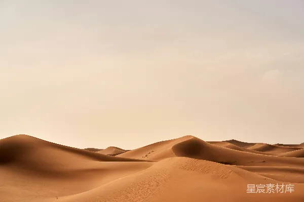 高清摄影 一群沙丘背景是蓝天。