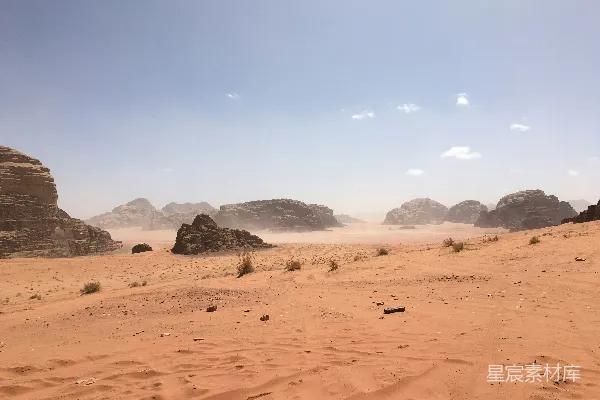 高清摄影 前景中岩石和沙子的沙漠景象