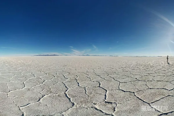 高清摄影 白天人在干地上行走