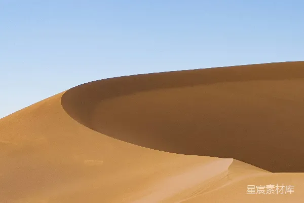 高清摄影 站在沙丘之巅的人