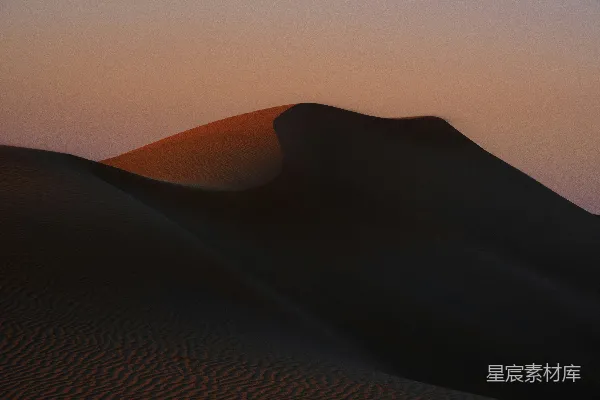 高清摄影 夕阳落下在一个沙丘之上