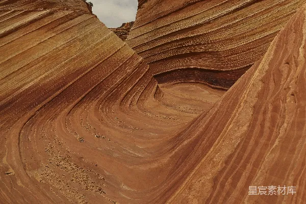 高清摄影 白天棕色岩石形成物下的白云中