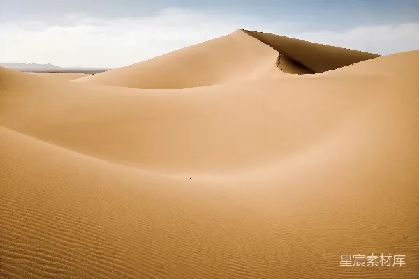 高清摄影 白天蓝天下棕色的沙地