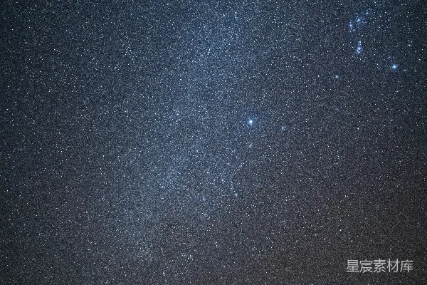 高清摄影 一群人在星光下的建筑前站立着