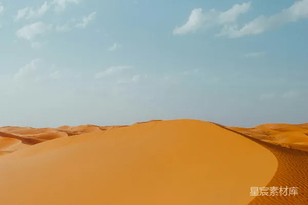 高清摄影 沙丘在一片明亮而阴云密布的天空下延伸。