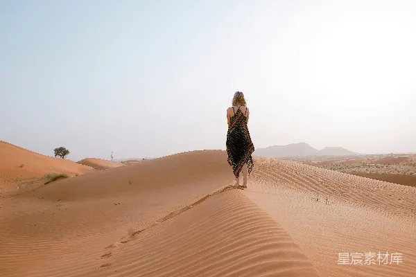 高清摄影 白天妇女在沙漠中行走