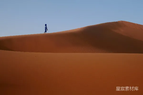 高清摄影 沙漠中人的 silhouette 步伐