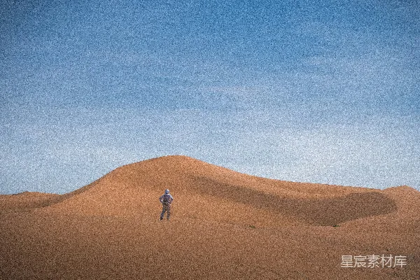 高清摄影 沙漠中站立的人