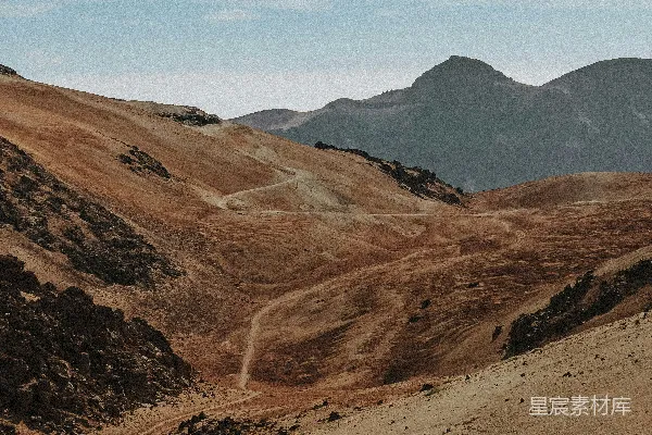 高清摄影 山峦起伏的景色，背景是丘陵。